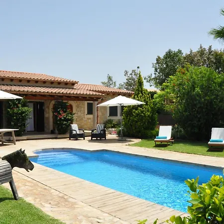 Traditionelles Mit Pool Und Carport Holiday home