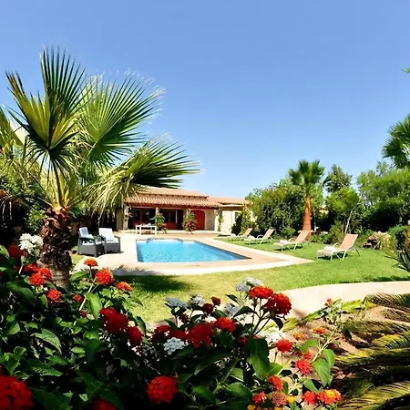 Traditionelles Mit Pool Und Carport Holiday home
