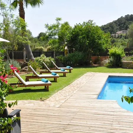 Traditionelles Mit Pool Und Carport