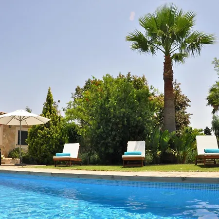 Traditionelles Mit Pool Und Carport Holiday home
