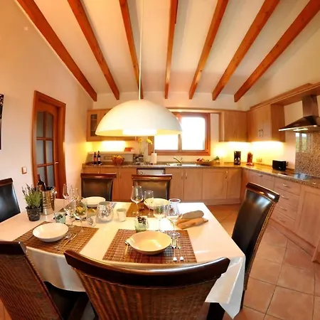Traditionelles Mit Pool Und Carport Holiday home